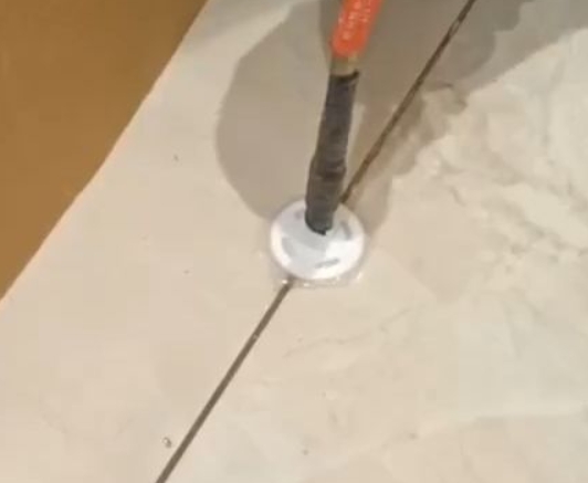 商南瓷砖空鼓维修公司专业解答瓷砖在铺贴过程中，如果没有涂抹均匀到位的粘结材料（如水泥砂浆或瓷砖胶），可能会导致以下问题