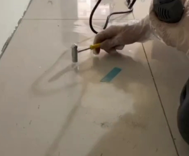 商南瓷砖开裂维修公司专业分享瓷砖在铺贴前如果没有沥干水分，将会导致以下问题